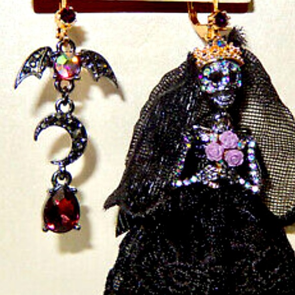New Betsey Johnson Skeleton Bride Mismatch Earrings - Picture 7 of 12